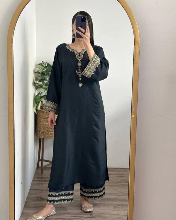 Black Iris Emb 2Pc